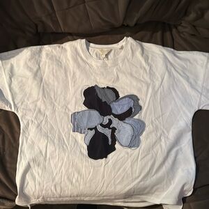 White t shirt with patchwork flower